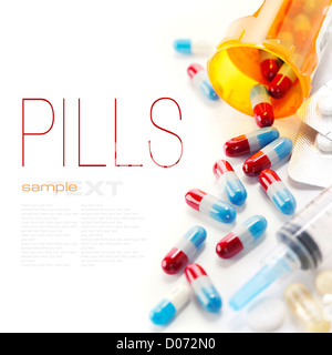 Pills fuoriuscita di pillola bottiglia e la siringa isolato su bianco (con il campione di testo) Foto Stock