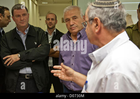 Ashdod, Israele. Xix Nov, 2012. Ministro della diplomazia pubblica e gli affari della Diaspora, Yuli Edelstein (L), visite di Ashdod Municipal centro di comando e controllo alla luce del missile e lancio di missili da Gaza palestinesi come pilastro della difesa offensiva entra nel suo sesto giorno. Il centro di controllo, che di solito serve la città di 250 mila in materia comunale, è ora rafforzato con la manodopera a trattare con il Pilastro della difesa offensiva a Gaza e in situazioni di emergenza. Foto Stock