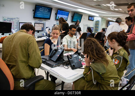 Ashdod, Israele. Xix Nov, 2012. Soldati IDF rafforzare la Ashdod comando comunale e il centro di controllo di emergenza di coordinamento e di vita-operazioni di salvataggio fra Comune e casa militare di comando anteriore nella luce del missile e lancio di missili da Gaza palestinesi. Il centro di controllo, che di solito serve la città di 250 mila in materia comunale, è ora rafforzato con la manodopera a trattare con il Pilastro della difesa offensiva a Gaza e in situazioni di emergenza. Foto Stock