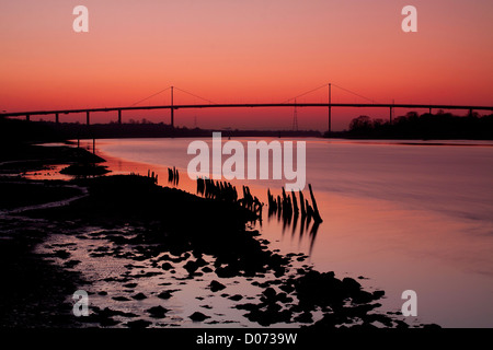 Il Erskine Bridge e il fiume Clyde, dal bacino di Bowling Foto Stock