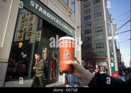 Un cliente Teavana fuori uno Starbucks nella Upper East Side di New York Foto Stock