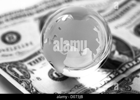 Globo e dollari americani su sfondo bianco. Foto Stock