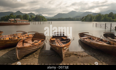 Legno di vecchie imbarcazioni a remi di sera sulla spiaggia di Derwentwater, Near Keswick, Lake District, Inghilterra. Foto Stock