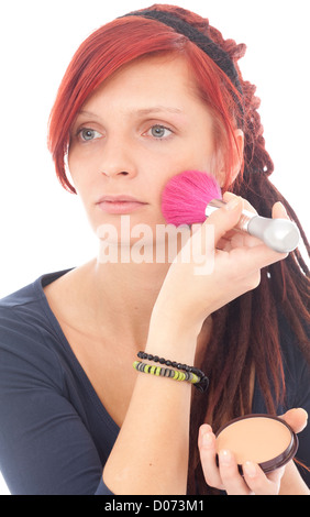 Attraente giovane donna adulta applicando blusher Foto Stock