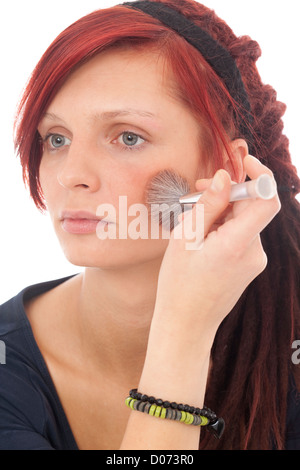 Attraente giovane donna adulta applicando blusher Foto Stock