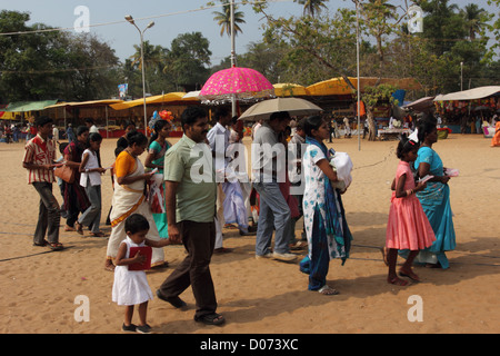La gente che camminava per la Santa Messa presso la chiesa Arthunkal in Kerala. Foto Stock