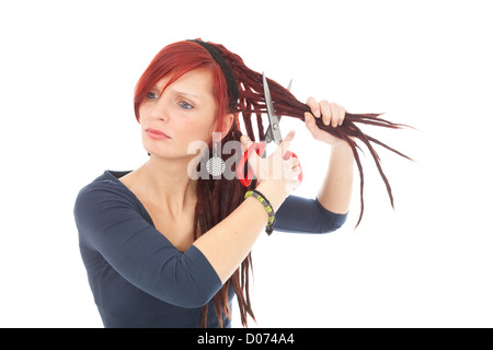 I Capelli rossi ragazza tagliare dreadlocks su sfondo bianco Foto Stock