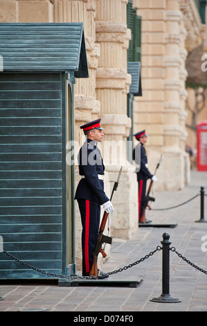 Sentinelle della guardia al di fuori del Granmaestro Palace, Valletta, Malta Foto Stock