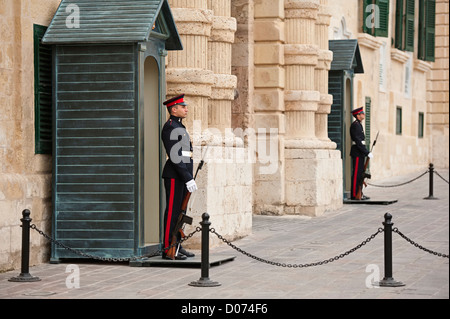 Sentinelle della guardia al di fuori del Granmaestro Palace, Valletta, Malta Foto Stock