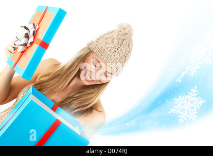 Foto di bella donna bionda in elegante Cappello invernale aperto il grande blu presente casella, bella ragazza ricevere regali di Natale Foto Stock