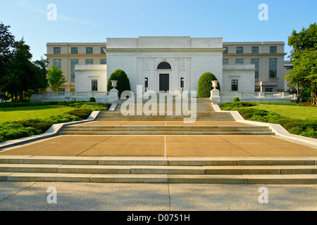 L'edificio dell'American Institute of Pharmacy, situato sul National Mall di Washington, DC, è elencato nel National Register of Historic Places (NRHP). Questo edificio storico rappresenta un esempio significativo di architettura dei primi anni del XX secolo e lo sviluppo della farmacia come professione negli Stati Uniti. Foto Stock