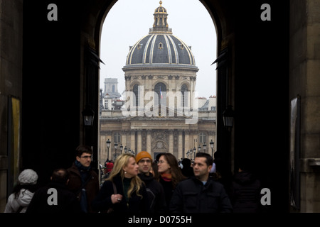 Vista dell'Institut de France la cupola dal Louvre Parigi Foto Stock