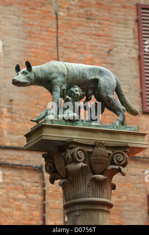 Siena, Piazza Tolomei, Romolo e Remo statua, Piazza Tolomei, Toscana, Sito Patrimonio Mondiale dell'UNESCO, Italia, Europa Foto Stock