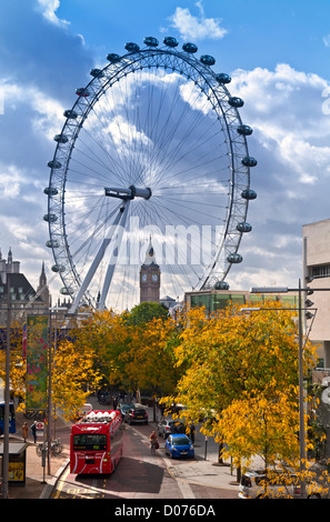 Il London Eye on SouthBank e il Big Ben, con nuovo alimentato a idrogeno red bus londinese in primo piano e colori autunnali London REGNO UNITO Foto Stock