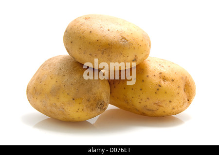 Pila di tre patate con la buccia isolati su sfondo bianco Foto Stock