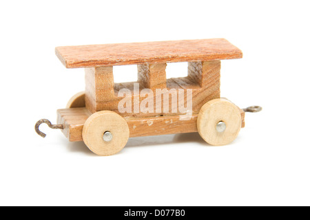 Vecchio giocattolo di legno treno isolati su sfondo bianco Foto Stock