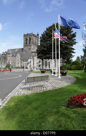 Paisley Abbey con bandiere che volano fuori Renfrewshire House a Paisley, Renfrewshire, Scozia, Regno Unito Foto Stock