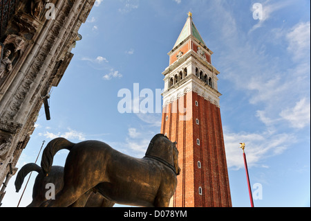 Il greco cavalli di bronzo su la basilica di San Marco balcone, Piazza San Marco, Venezia, Italia. Foto Stock