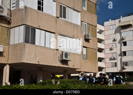 Un missile lanciato dalla controllata palestinese nella Striscia di Gaza colpisce un piccolo cortile tra quattro edifici residenziali. La polizia bomb squad esperti consultare il modo più sicuro per rimuovere e neutralizzare warhead come vigili del fuoco modalità standby sulla scena. Ashkelon, Israele. 19-Nov-2012. Foto Stock