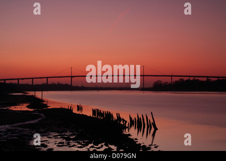 Il Erskine Bridge e il fiume Clyde, dal bacino di Bowling Foto Stock