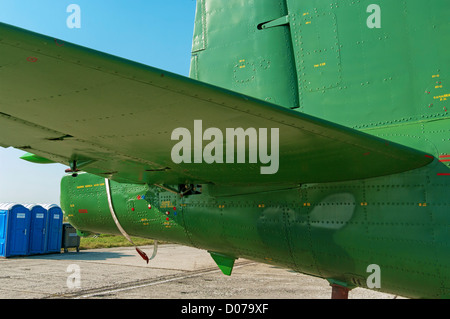 Il camuffamento e stencil sulla destra area di coda del combattimento aereo Su-25. Foto Stock