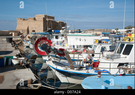 Fortilizio medievale di Pafos si affaccia su barche da pesca sul porto di Paphos Cipro del Sud Foto Stock