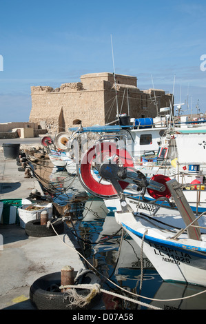 Fortilizio medievale di Pafos si affaccia su barche da pesca sul porto di Paphos Cipro del Sud Foto Stock