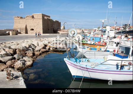 Fortilizio medievale di Pafos si affaccia su barche da pesca sul porto di Paphos Cipro del Sud Foto Stock