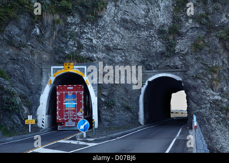 Gallerie stradali e carrello, Kaikoura strada costiera, Marlborough, Isola del Sud, Nuova Zelanda Foto Stock