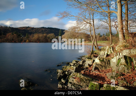 Sunny lunga esposizione del lago di Windermere in autunno Foto Stock