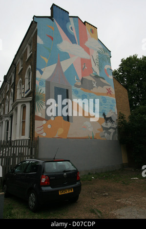 Uno dei due murales sulla strada Bellefields da London Wall arte pubblica