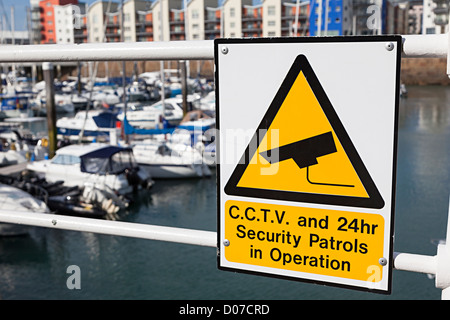 Segno di avvertimento CCTV e 24 ore di pattuglie di sicurezza intorno alla marina, St Helier, Jersey, Isole del Canale, REGNO UNITO Foto Stock