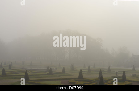 Giardini formali a fronte di Bowes Museum, Barnard Castle in foggy meteo Foto Stock