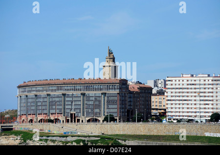 Edificio di nuova costruzione e la Torre di Hercules,faro,A Coruna,La Coruna provincia,Galizia,Spagna Foto Stock