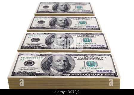 Pile di banconote da cento dollari in righe o linee su bianco Foto Stock