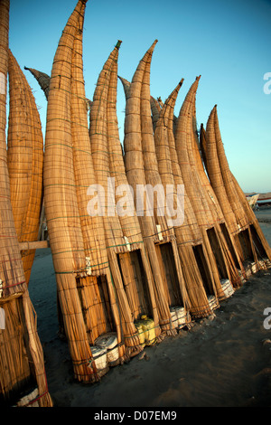 Cabalitos de Totora, tortora reed zattere di pesca in Pimentel, un villaggio di pescatori sul Perù costa settentrionale nei pressi di Chiclayo. Foto Stock