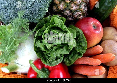 Miscelata fresca e giovane frutta e verdura telaio completo Foto Stock