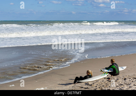 Giovani surfisti in appoggio sulla spiaggia di Giove, Treasure Coast, Florida, Stati Uniti d'America Foto Stock