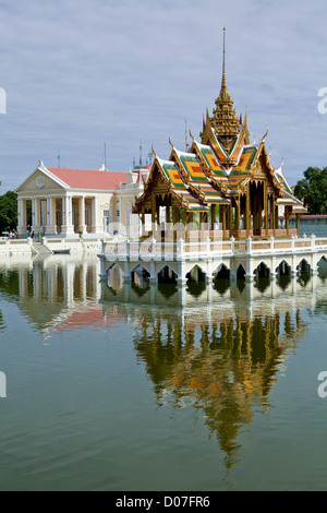 Phra Thinang Aisawan Thiphya Arte è un padiglione di stile Tailandese - il Palazzo Estivo stagno di Bang Pa-In Foto Stock