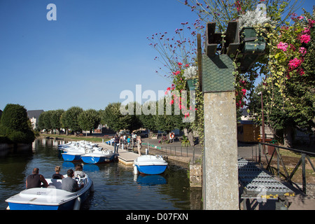 Un giro in battello elettrico sulla parte LOIR Fiume città circostanti la città medievale di Bonneval soprannominato piccola Venezia BEAUCE EURE-ET-LOIR Foto Stock