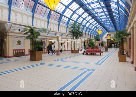 Blackpool, Lancashire, Regno Unito del top svago e divertimento SEASIDE RESORT - all'interno dei giardini d'inverno. Foto Stock