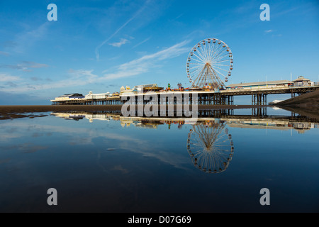 Blackpool, Lancashire, Regno Unito del top svago e divertimento SEASIDE RESORT - ruota panoramica del Central Pier. Foto Stock