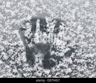 Traccia a mano sulla congelati in vetro di neve Foto Stock