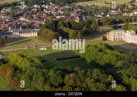 Volo in un ultraleggero sul CHATEAU SAINT-SIMON IN LA FERTE-VIDAME PERCHE EURE-ET-LOIR (28) FRANCIA Foto Stock