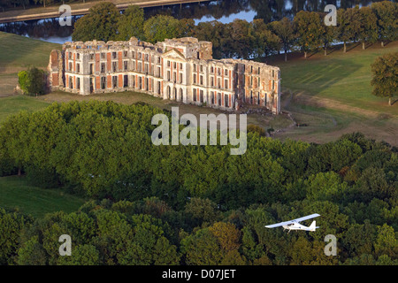 Volo in un ultraleggero sul CHATEAU SAINT-SIMON IN LA FERTE-VIDAME PERCHE EURE-ET-LOIR (28) FRANCIA Foto Stock