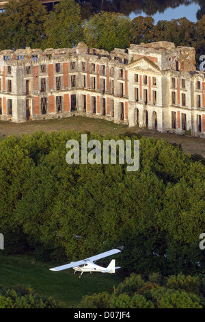 Volo in un ultraleggero sul CHATEAU SAINT-SIMON IN LA FERTE-VIDAME PERCHE EURE-ET-LOIR (28) FRANCIA Foto Stock