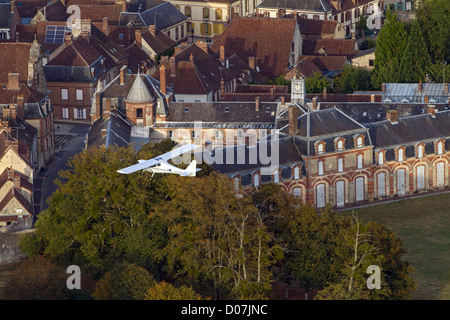 Volo in un ultraleggero sopra il villaggio di LA FERTE-VIDAME PERCHE EURE-ET-LOIR (28) FRANCIA Foto Stock