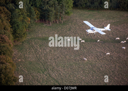 Volo in un ultraleggero OLTRE IL PARCO PRESSO IL CASTELLO DI LA FERTE-VIDAME PERCHE EURE-ET-LOIR (28) FRANCIA Foto Stock