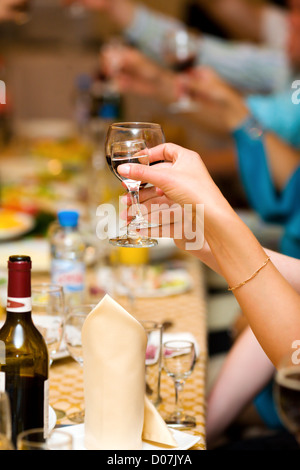 Evento di festa la gente acclamava ogni altra con champagne e vino Foto Stock