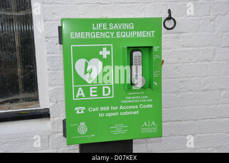 Un defibrillatore semiautomatico esterno (AED) Vivere salvataggio attrezzature di emergenza, Tredington, Warwickshire, Inghilterra, Regno Unito Foto Stock